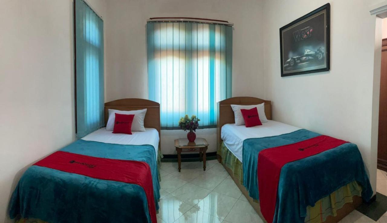 Reddoorz Syariah @ Karang Pilang Hotell Karangpilang Eksteriør bilde
