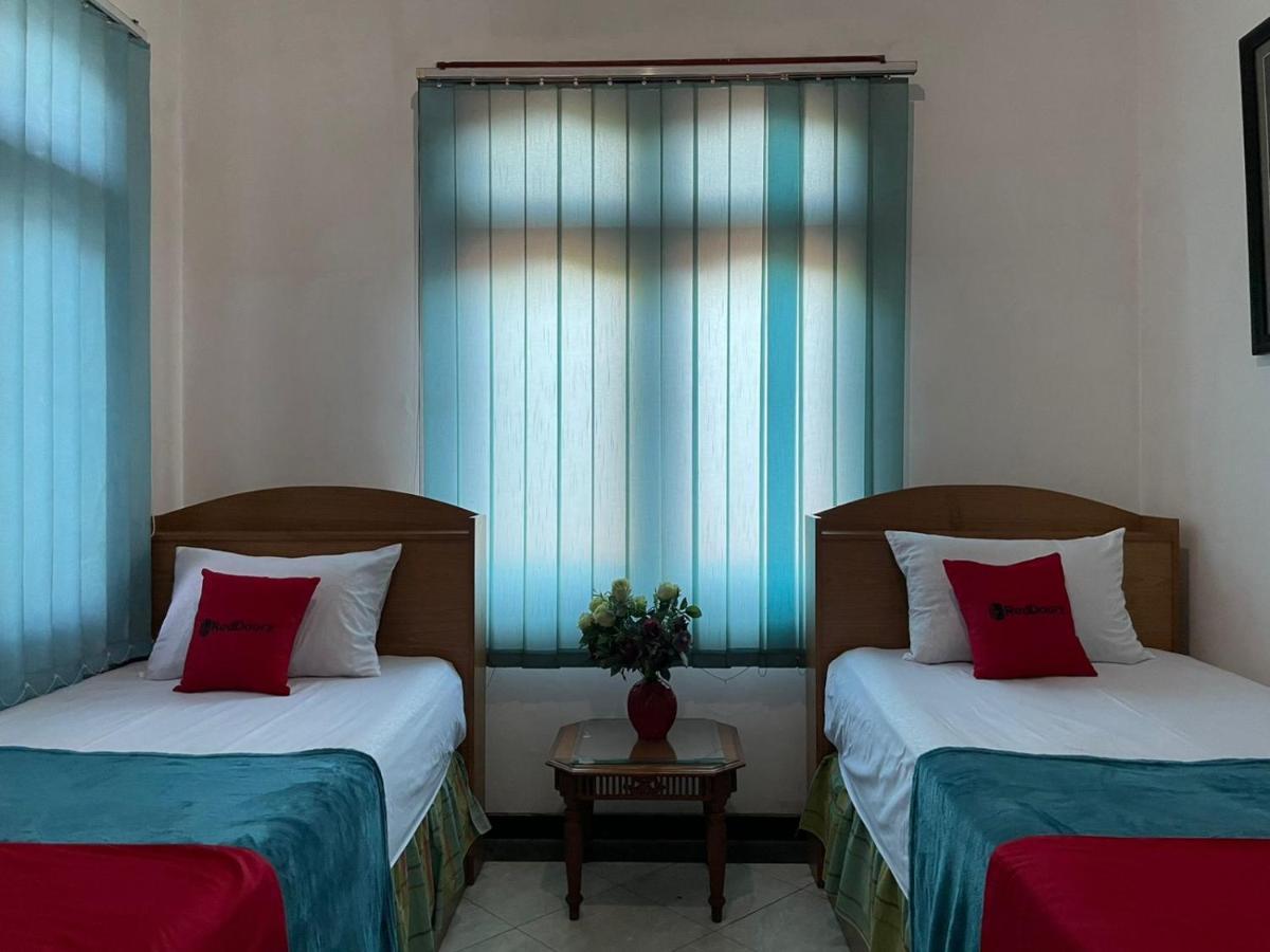Reddoorz Syariah @ Karang Pilang Hotell Karangpilang Eksteriør bilde