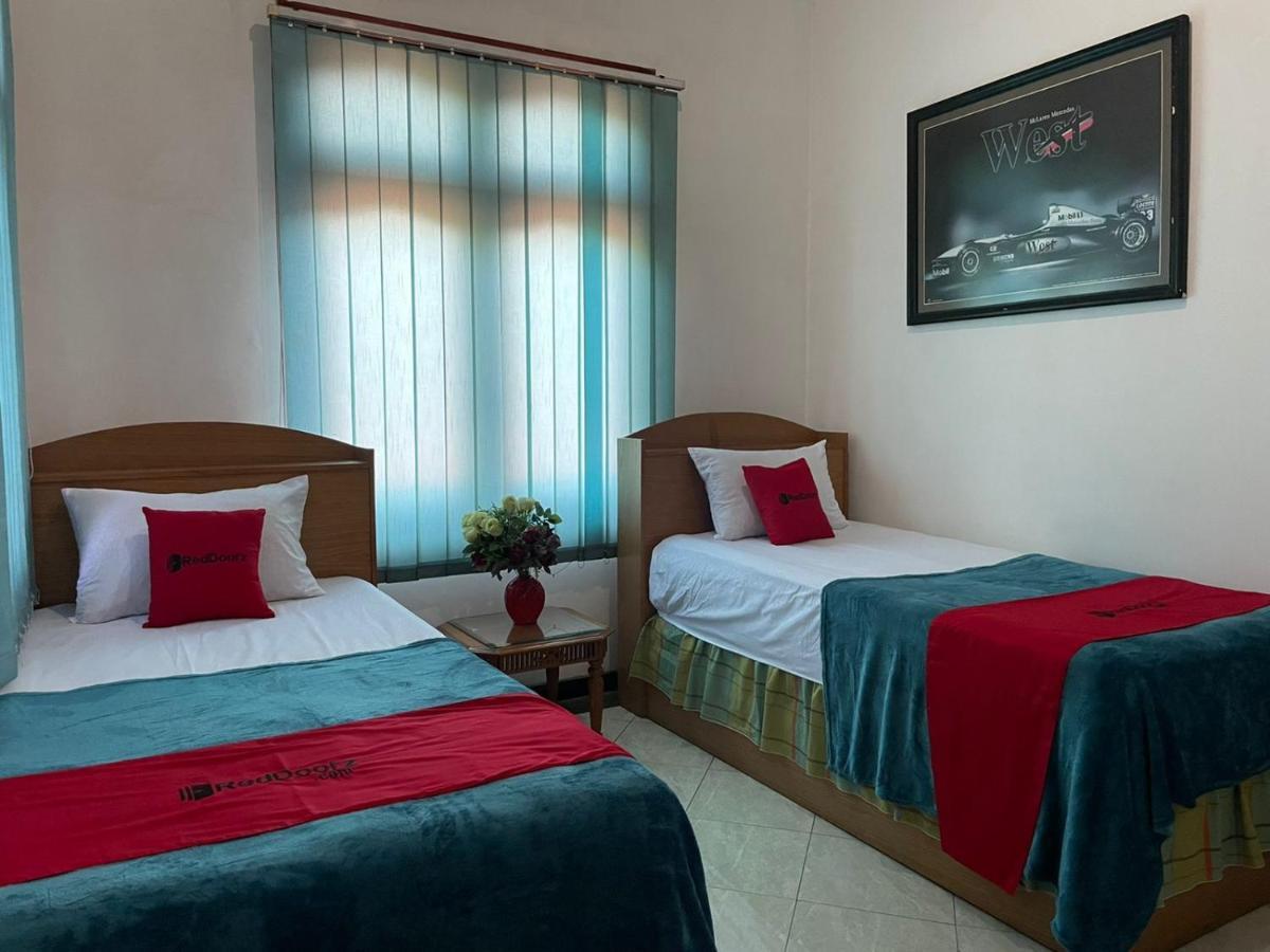 Reddoorz Syariah @ Karang Pilang Hotell Karangpilang Eksteriør bilde