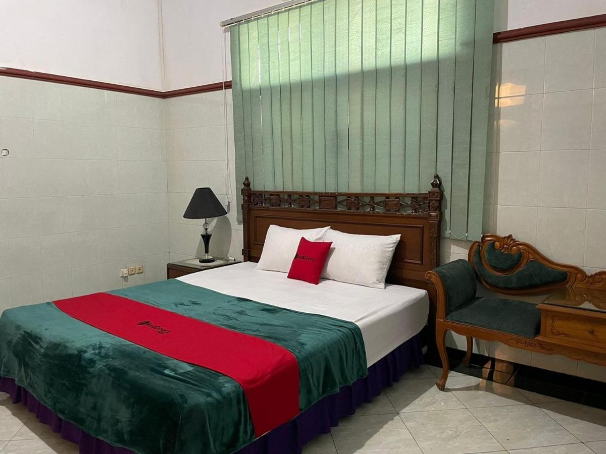 Reddoorz Syariah @ Karang Pilang Hotell Karangpilang Eksteriør bilde