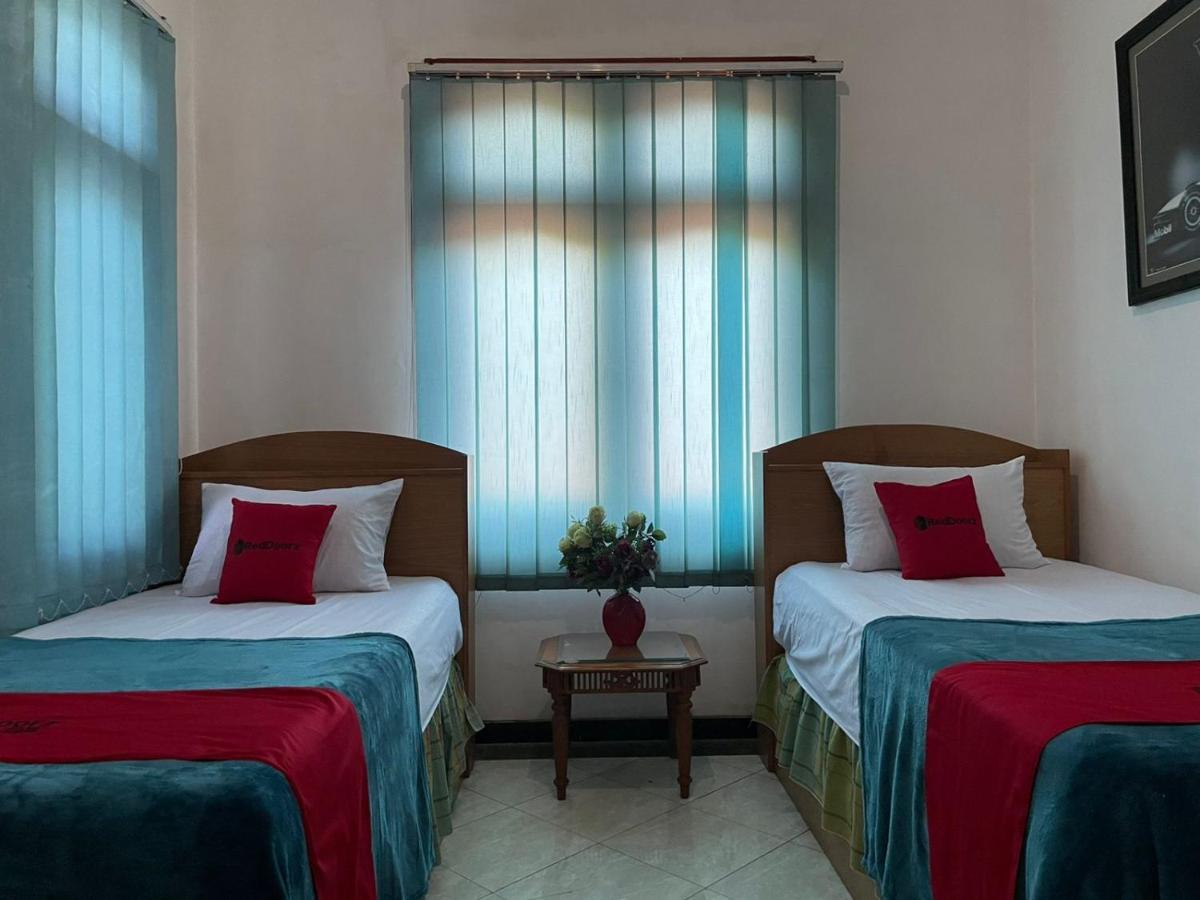 Reddoorz Syariah @ Karang Pilang Hotell Karangpilang Eksteriør bilde