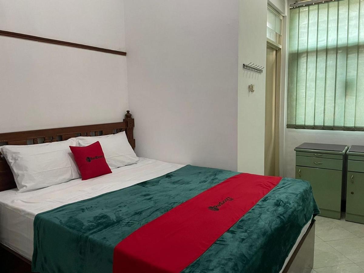 Reddoorz Syariah @ Karang Pilang Hotell Karangpilang Eksteriør bilde