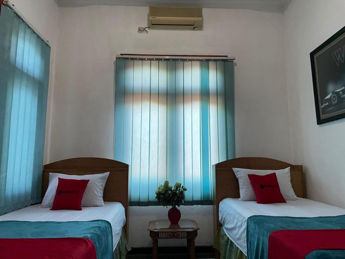 Reddoorz Syariah @ Karang Pilang Hotell Karangpilang Eksteriør bilde