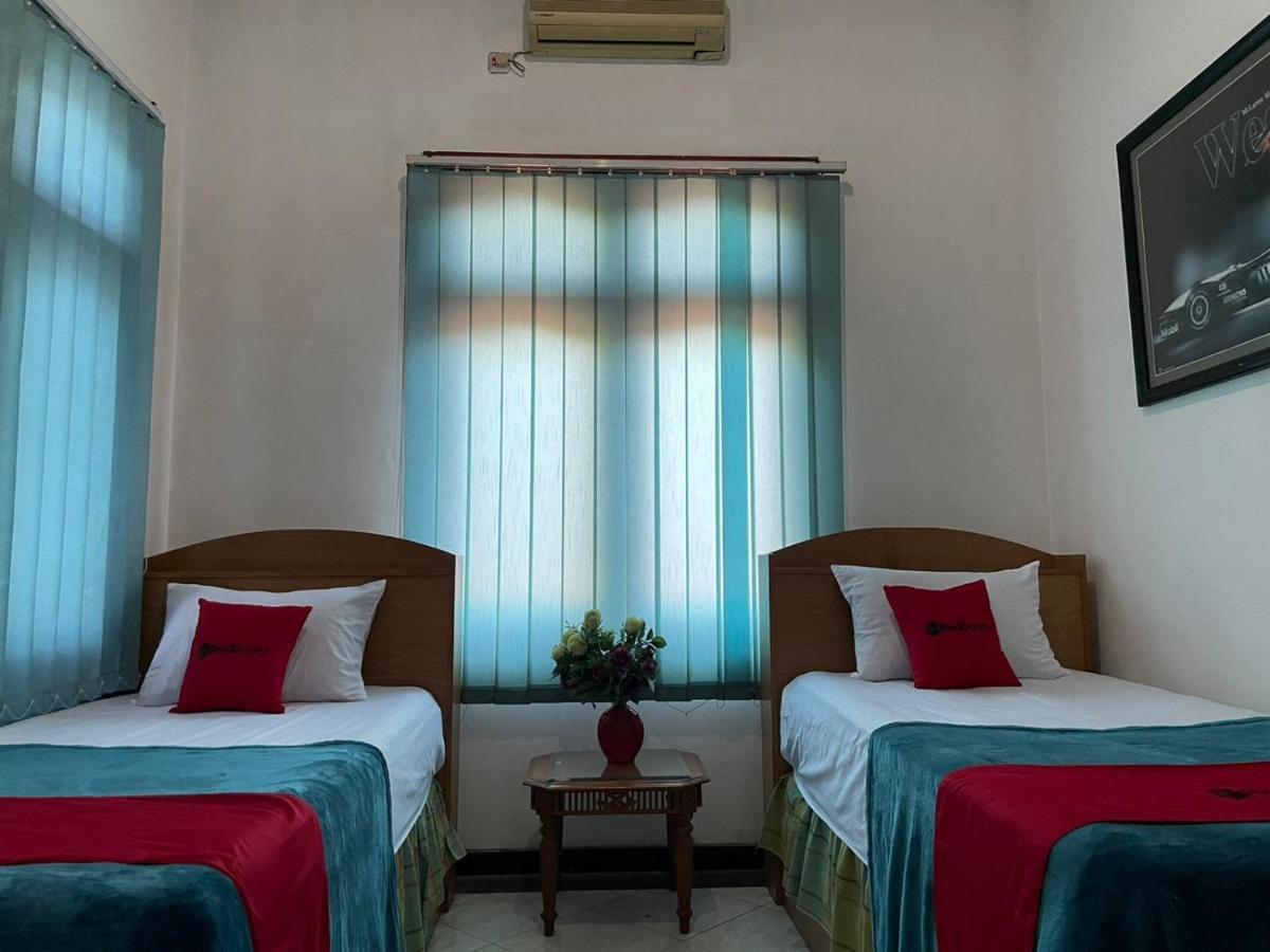 Reddoorz Syariah @ Karang Pilang Hotell Karangpilang Eksteriør bilde