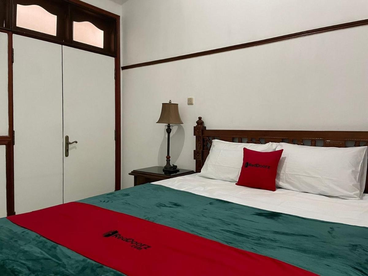Reddoorz Syariah @ Karang Pilang Hotell Karangpilang Eksteriør bilde